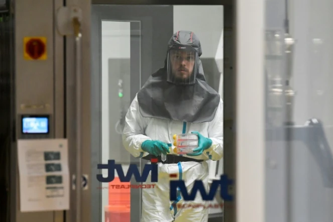 Un virologue travaillant à la recherche d?un traitement contre le coronavirus, détient des échantillons dans un laboratoire de niveau 3 à l?Institut Rega de recherche médicale de l?Université de Louvain, le 28 février 2020 en Belgique