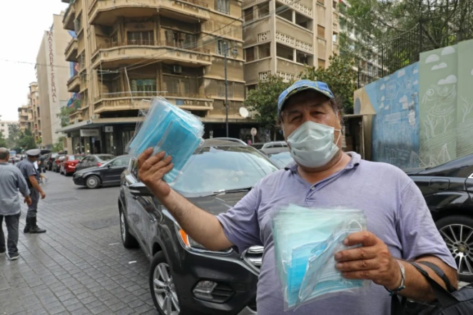 Un homme vend des masques de protection contre le coronavirus, à Beyrouth le 29 juillet 2020