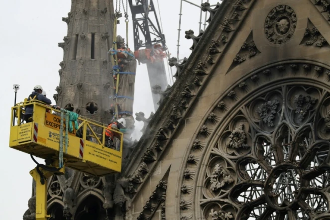 Des ouvriers travaillent près de la rosace de Notre-Dame de Paris, le 23 avril 2019