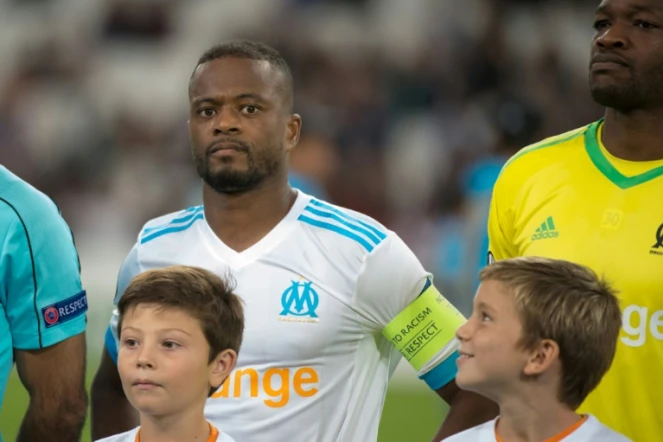 Le défenseur de l'OM Patrice Evra avant le coup d'envoi du match face à Vitoria Guimaraes en Europa League au Vélodrome, le 19 octobre 2017