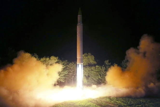 Photo fournie le 28 juillet 2017 par l'agence nord-coréenne KCNA du tir d'un missile balistique intercontinental Hwasong-14 depuis un endroit non déterminé en Corée du Nord