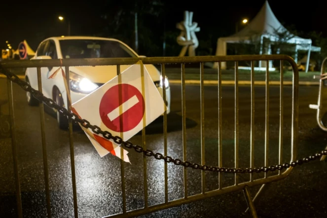Une route bloquée à Remire-Montjoly  en Guyane française le 10 avril 2017