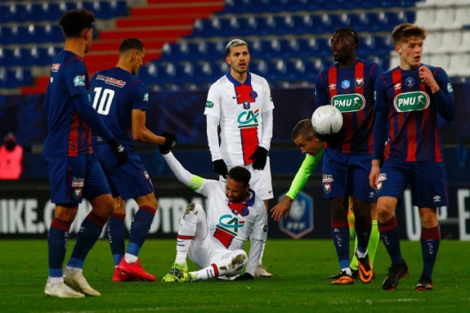 La star du PSG Neymar au sol contre Caen devant son coéquipier Leandro Paredes en Coupe de France, le 10 février 2021 à Caen
