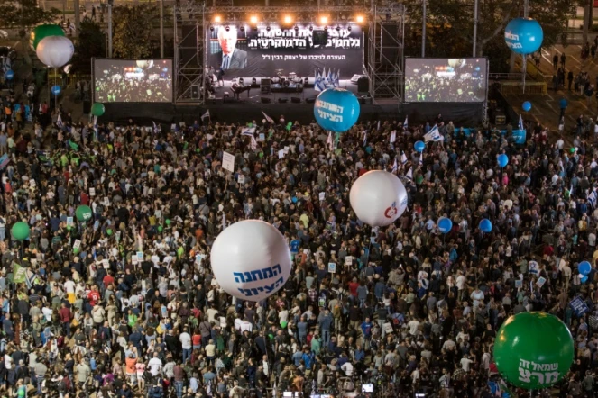Des dizaines de milliers de personnes participent à Tel-Aviv au grand rassemblement annuel pour la paix organisé à l'occasion de l'anniversaire de l?assassinat de l'ex-Premier ministre israélien Yitzhak Rabin, le 5 novembre 2016
