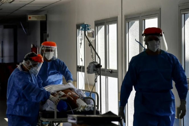 Personnel de santé autour d'un malade atteint du Covid-19 à l'hôpital El Cruce, à Florencio Varela, dans la banlieue de Buenos Aires, le 13 avril 2021