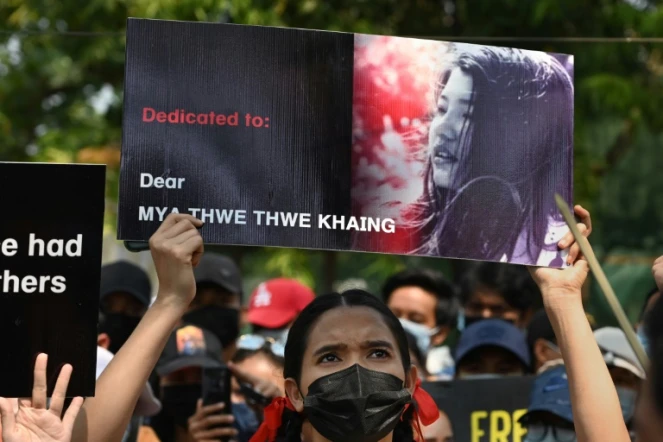 Portrait de Mya Thwate Thwate Khaing brandi pendant une manifestation contre le coup d'Etat en Birmanie, à Rangoun le 19 février 2021