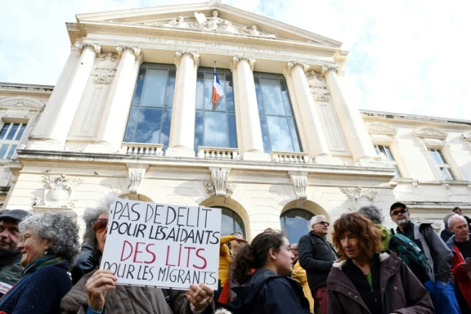 Manifestation devant le tribunal de Nice avant le procès d'un chercheur et d'un agriculteur qui ont aidé des migrants, le 23 novembre 2016 