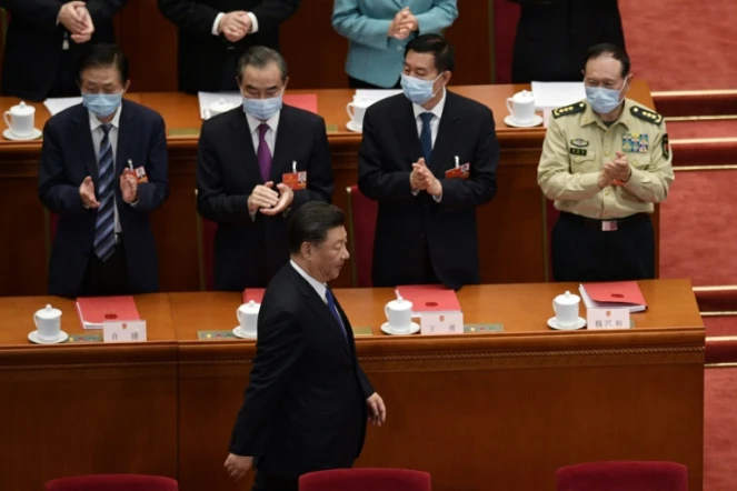 Le président Xi Jinping est applaudi lors de la séance de clôture d'une session du Parlement à Pékin, le 28 mai 2020