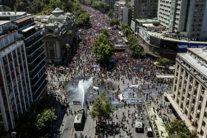 La police déploie un canon à eau contre des manifestants, à Santiago le 23 octobre 2019