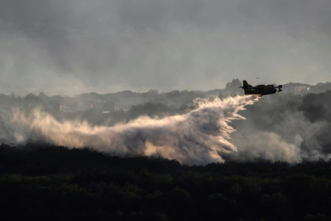 Un Canadair intervient pour éteindre les incendies près du village de Vogüé en Ardèche le 27 juillet 2022