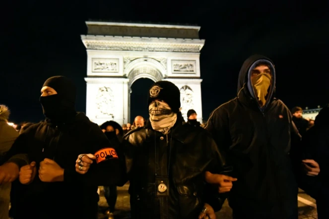 Près de 500 policiers se sont rassemblés dans la soirée du 20 octobre 2016 place du Trocadéro à Paris avant de partir en cortège sauvage vers les Champs-Élysées pour continuer d'exprimer leur mécontentement