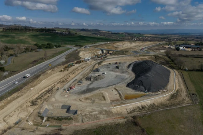 Vue aérienne d'une usine de bitume à proximité d'une section de l'autoroute A69, près de Puylaurens, le 28 février 2025 dans le Tarn