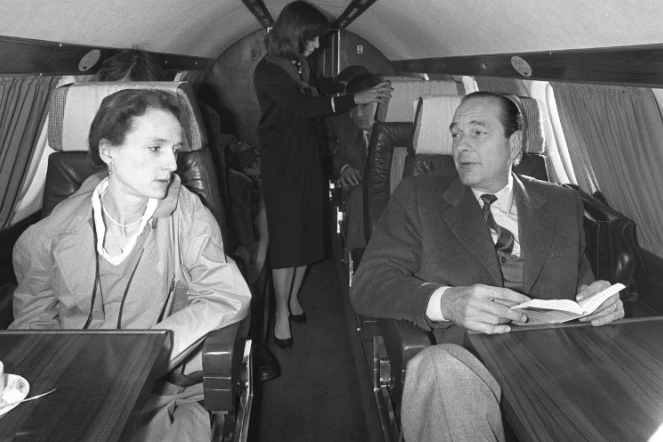 L'ex-président français Jacques Chirac (d) avec sa fille Laurence, le 26 avril 1981 à bord d'un avion à destination de Sarran en Corrèze