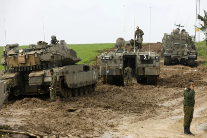 Des soldats israéliens et leurs chars surveillent la frontière avec la bande de Gaza, le 18 février 2018 