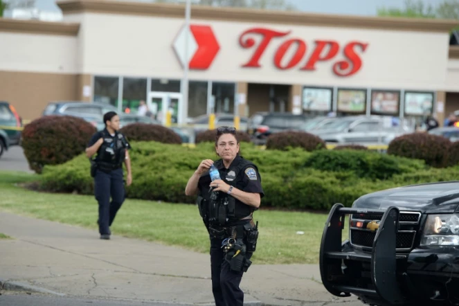 La police de Buffalo devant un supermarché Tops dans cette ville du nord de l'Etat de New York, où un homme armé de 18 ans a tué au moins 10 personnes, en majorité noires.