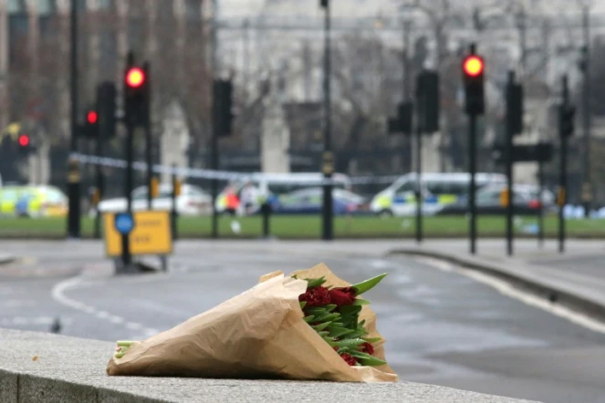 Un bouquer devant Westminster en hommage aux victimes de l'attentat meurtrier, le 23 mars 2017 à Londres
