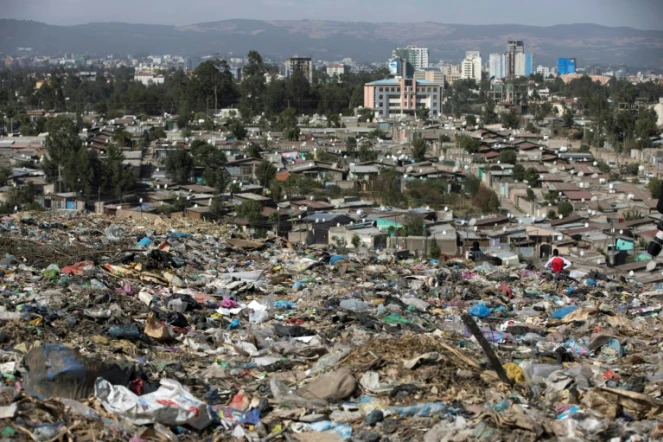 Un éboulement d'ordures dans la plus grande décharge d'Ethiopie, en périphérie d'Addis Abeba, le 12 mars 2017