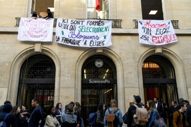 Des étudiants bloquent l'entrée de Sciences Po Paris le 18 avril à Paris en solidarité avec le mouvement de protestation dans les facultés