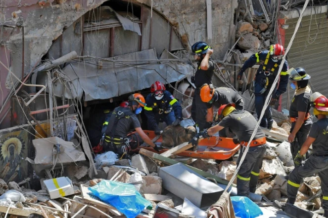 Les recherches continuent à Beyrouth pour tenter de trouver des survivants après l'explosion dans la capitale libanaise, le 6 août