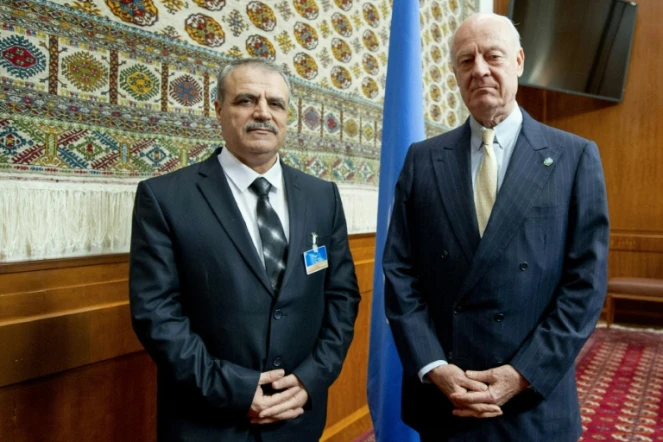L'un des membres du HCN Asaad al-Zoabi et L'émissaire spécial de l'ONU sur la Syrie, Staffan de Mistura, le 2 février 2016 à Genève 