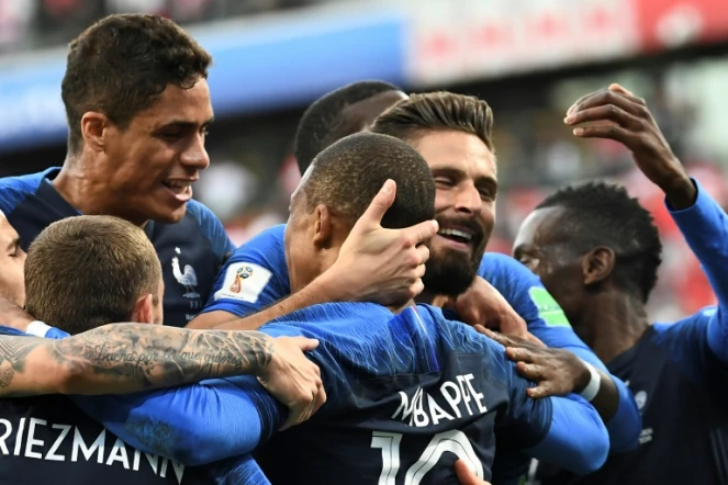 L'attaquant des Bleus Kylian Mbappé félicité par ses coéquipiers après son but contre le Pérou au Mondial, le 21 juin 2018 à Ekaterinbourg