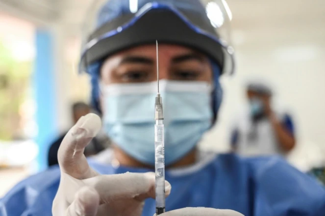 Une infirmière prépare une dose du vaccin Sinovac contre le Covid-19 à Medellin en Colombie