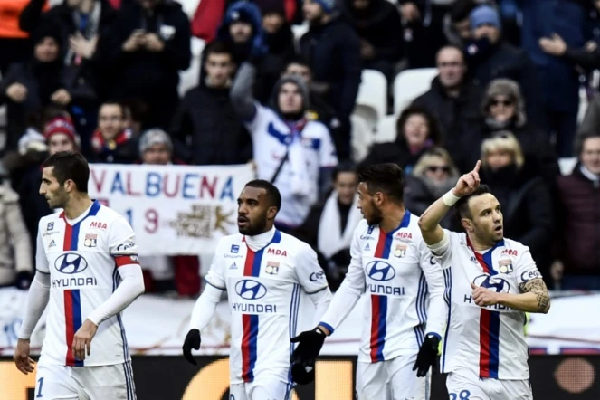 Les Lyonnais se congratulent après le but de Mathieu Valbuena contre Rennes, le 11 décembre 2016 au Parc OL