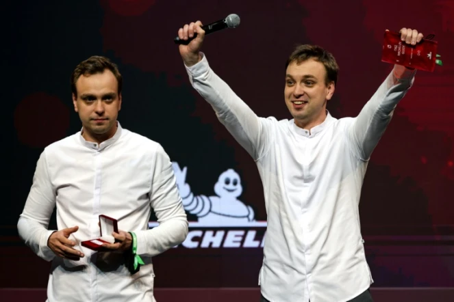 Ivan et Sergey Berezutskiy, du Twins Garden, lors de la cérémonie à Moscou pour la publication du Guide Michelin qui accorde deux étoiles à leur restaurant, le 14 octobre 2021