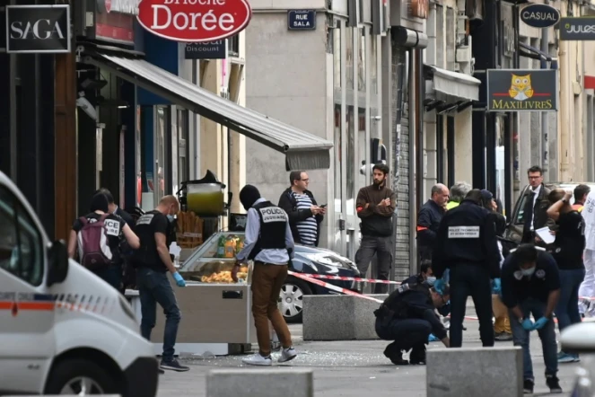 Des enquêteurs sur les lieux de l'attaque au colis piégé qui a fait 13 blessés légers à Lyon, le 25 mai 2019