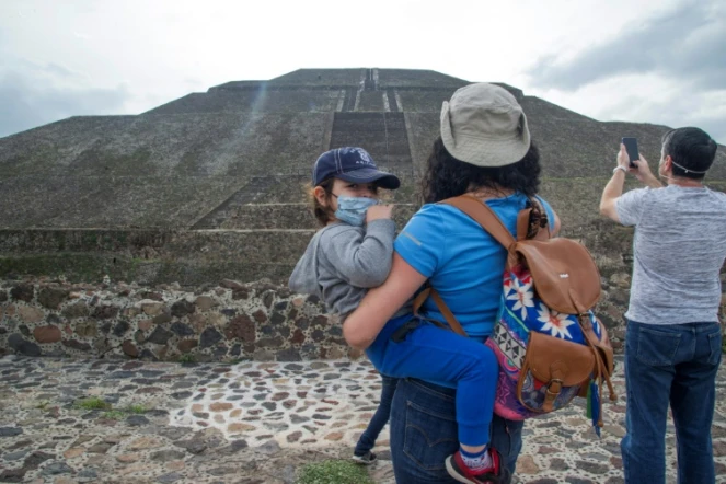 Des touristes jeudi 10 septembre 2020 sur le site archéologique de Teotihuacan, à 50 km de Mexico
