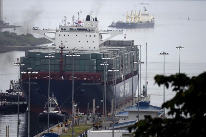 Le porte-conteneur chinois le "Cosco Shipping Panama" s'engage sur le canal élargi pour une traversée inaugurale, le 26 juin 2016