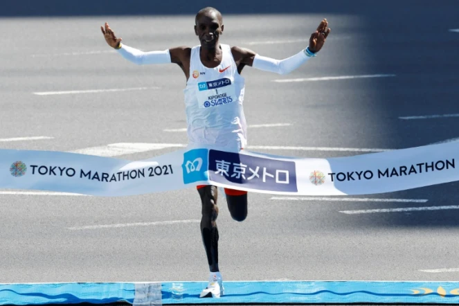 Le Kényan Eliud Kipchoge franchit la ligne d'arrivée du marathon de Tokyon le 6 mars 2022