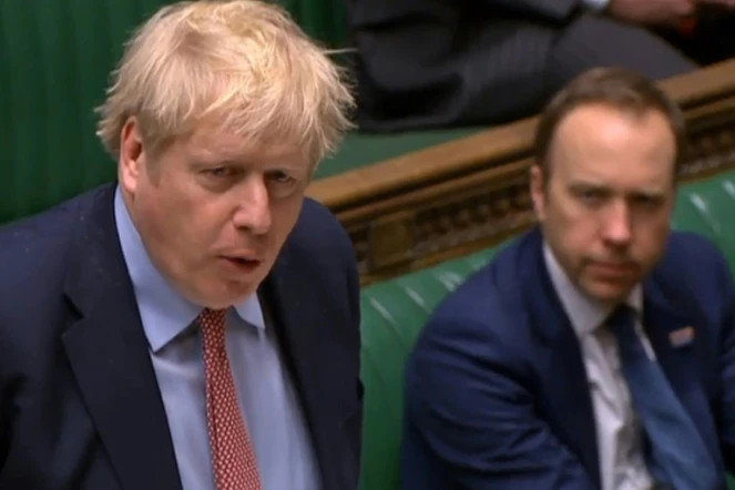 Le Premier ministre britannique Boris Johnson et son ministre de la Santé Matt Hancock, sur une capture vidéo du Parlement britannique, à Londres le 25 mars 2020
