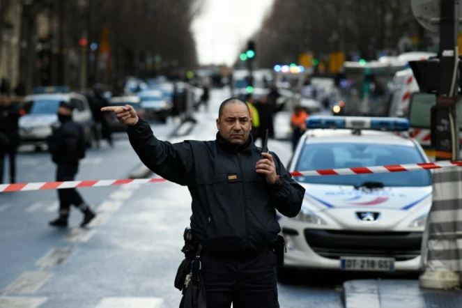 La circulation interrompue sur le boulevard Barbès le 7 janvier 2016 à Paris