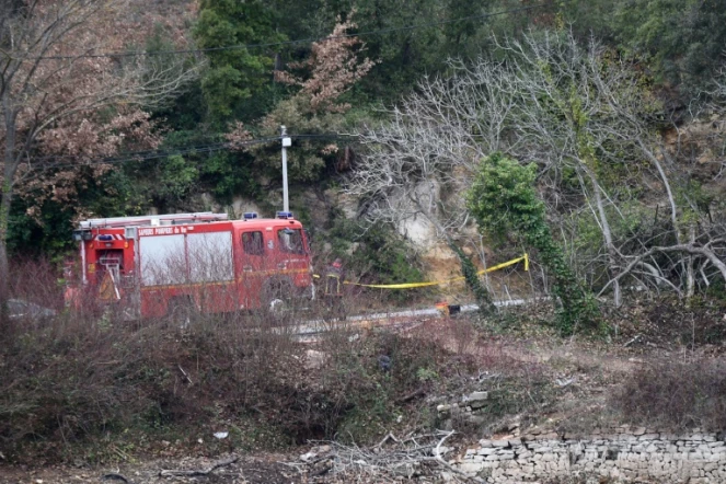 Des pompiers sur le site du crash de deux hélicoptères de l'armée française au sud du lac de Carcès près de Brignoles en France le 2 février 2018