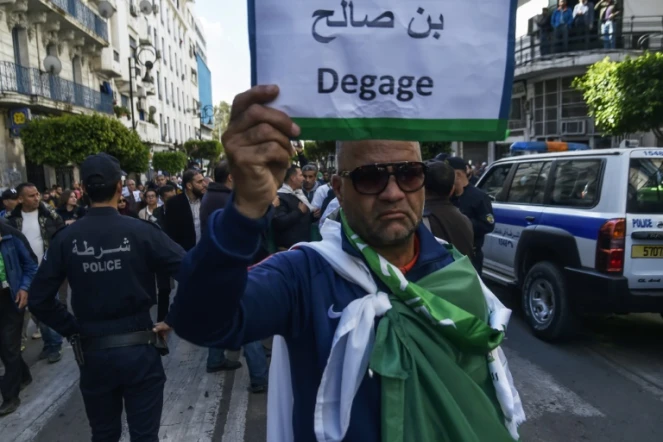 Un manifestant contre le "système" à Alger, le 10 avril 2019