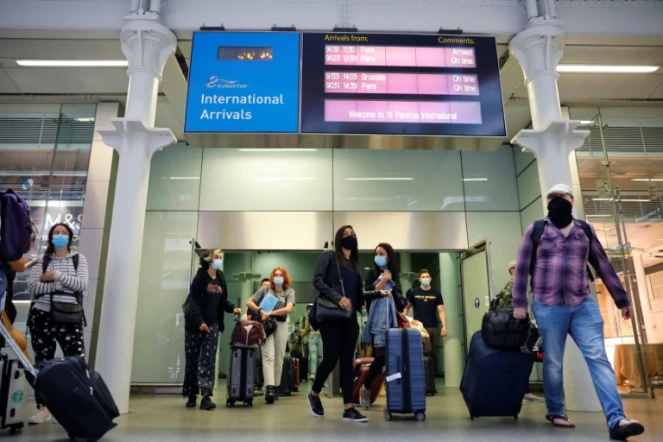 Des passagers à la gare St Pancras de Londres, le 14 août 2020 à l'arrivée d'un train Eurostar en provenance de Paris

