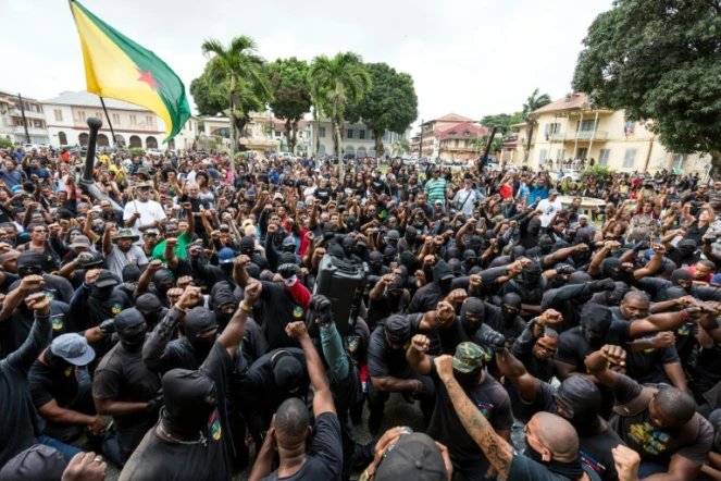 Des membres du collectif des "500 frères" réunis devant la préfecture de Cayenne, le 7 avril 2017 en Guyane