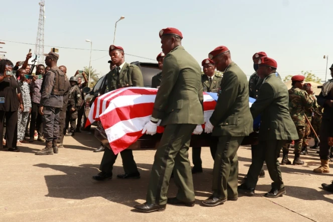 Des militaires libériens portent le cercueil de l'ex-chef de guerre Prince Johnson lors de ses funérailles à Ganta (Liberia), le 18 janvier 2025