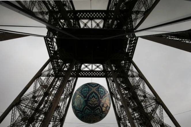 L'oeuvre de l'artiste américain Shepard Fairey "Earth Crisis"  installée sous la tour Eiffel à Paris, le 20 novembre 2015