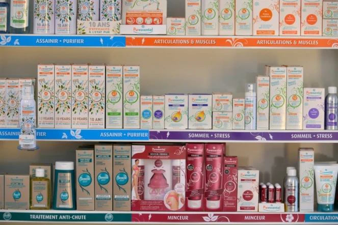 Des produits d'aromathérapie dans un bureau de la marque française Puressentiel à Paris, le 16 septembre 2015
