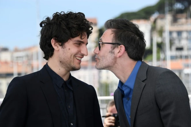 Le réalisateur Michel Hazanavicius fait mine d'embrasser l'acteur Louis Garrel, pour la présentation du film "Le Redoutable", à Cannes, le 21 mai 2017
