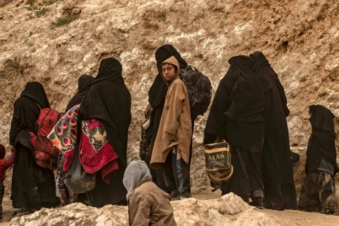 Des membres présumés du groupe Etat islamique (EI) fuient le village de Baghouz (Syrie), le 14 mars 2019