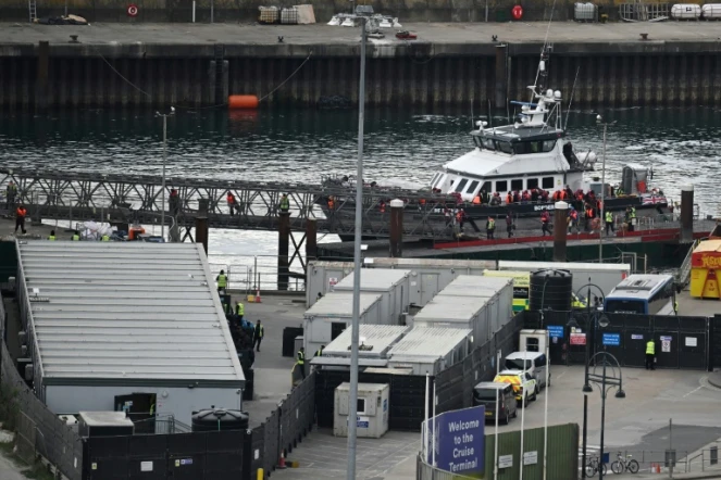 Des migrants récupérés en mer alors qu'ils tentaient de traverser la Manche depuis la France, arrivent à la marina de Douvres, dans le sud-est de l'Angleterre, le 21 mai 2025