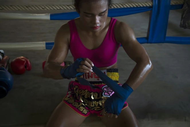La boxeuse thaïlandaise Nong Rose, se prépare à l'entraînement, le 15 décembre 2017 à Chachoengsao 