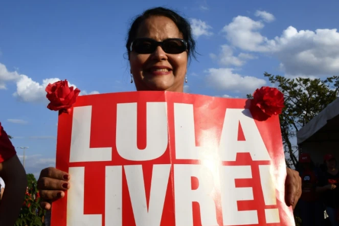 Selon une enquête d'opinion, 37% des électeurs voteraient à la présidentielle d'octobre au Brésil pour l'ancien président Lula, actuellement incarcéré et dont la candidature pourrait être invalidée