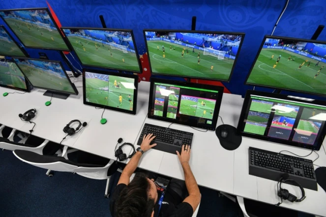 Ecrans de contrôle utilisés pour l'l'assistance vidéo à l'arbitrage (VAR), lors du Mondial en Russie le 9 juin 2018 à Moscou