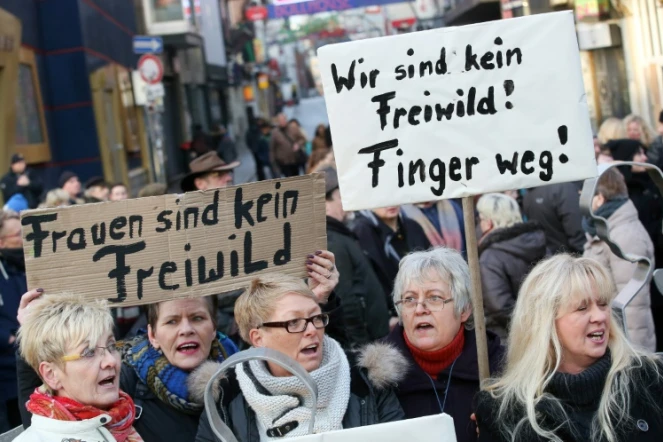 Des femmes manifestent avec des pancartes disant "Nous ne sommes pas du gibier. Bas les pattes !" à Hambourg le 10 janvier 2016