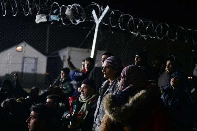 Migrants et réfugiés attendent l'ouverture de la frontière de la Macédoine, le 28 février 2016 près du village grec d'Idomeni