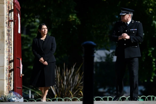 La ministre de l'Intérieur britannique Priti Patel (g) et le chef de la police locale John Campbell, sont sur les lieux de l'attaque au couteau à Reading, le 21 juin 2020